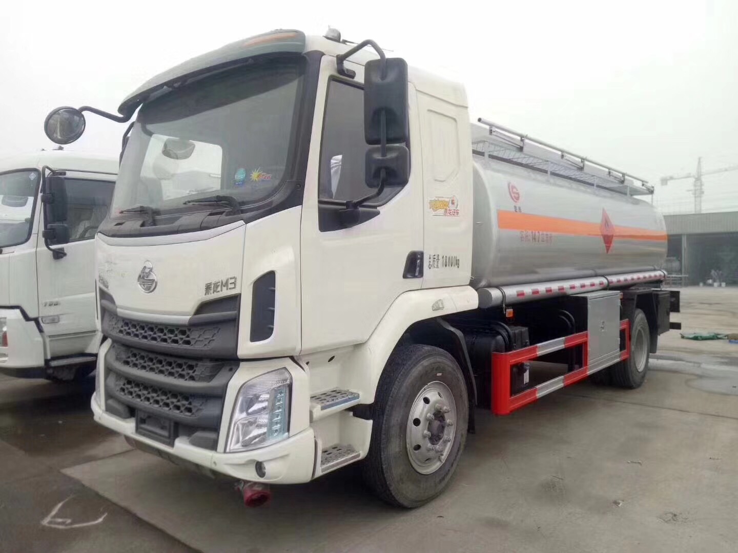 12噸東風(fēng)柳汽油罐車(chē)圖片 12噸東風(fēng)柳汽油罐車(chē)圖片