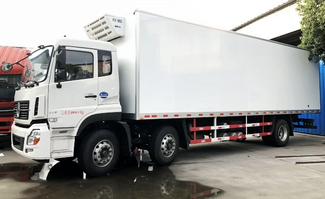 東風(fēng)天錦小三軸前四后四9.6米冷藏車