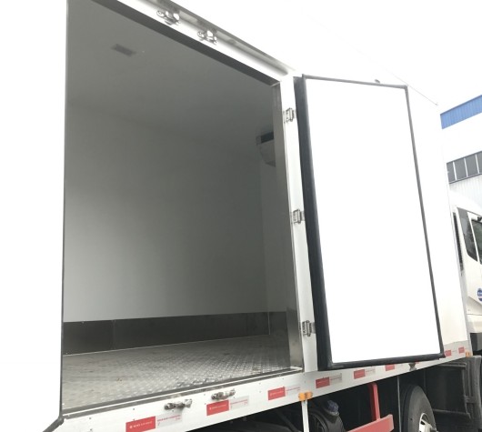 東風(fēng)天錦小三軸前四后四9.6米冷藏車