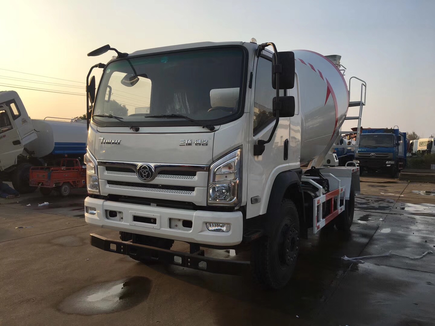 三環(huán)創(chuàng)客攪拌車