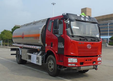 解放J6單橋13噸鋁合金油罐車(chē)圖片 解放J6單橋13噸鋁合金油罐車(chē)圖片