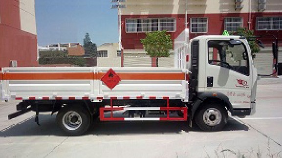 重汽豪沃4.1米氣瓶運(yùn)輸車(chē)