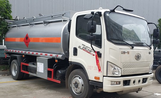解放8噸加油車