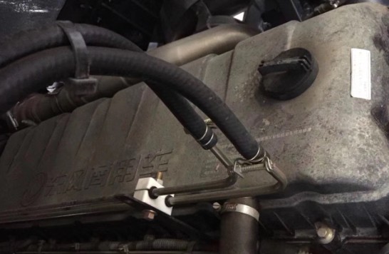 東風(fēng)天龍前四后八油罐車發(fā)動機圖片 東風(fēng)天龍前四后八油罐車發(fā)動機圖片