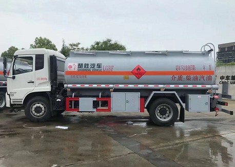 國(guó)六東風(fēng)天錦油罐車(碳鋼罐體)