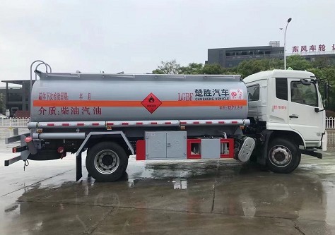 國(guó)六東風(fēng)天錦油罐車(碳鋼罐體)