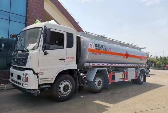 國(guó)六東風(fēng)天錦小三軸油罐車_國(guó)六東風(fēng)天錦前四后四油罐車