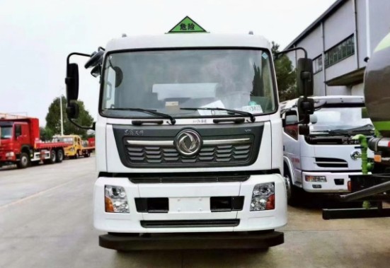 國(guó)六東風(fēng)天錦小三軸油罐車_國(guó)六東風(fēng)天錦前四后四油罐車