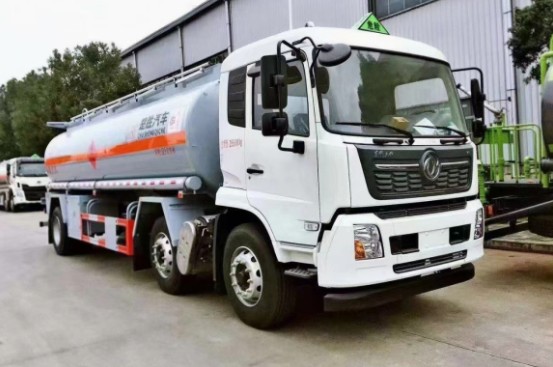 國(guó)六東風(fēng)天錦小三軸油罐車_國(guó)六東風(fēng)天錦前四后四油罐車