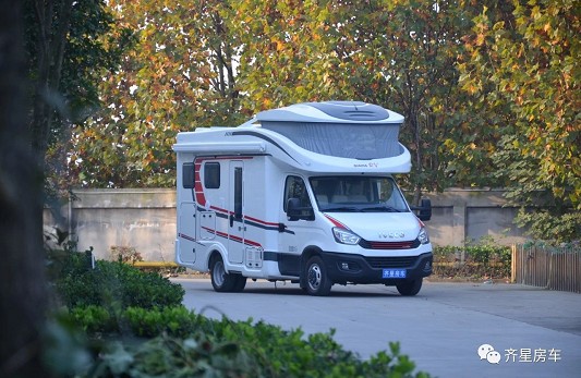 齊星依維柯額頭升頂房車_6座縱置床內(nèi)部結(jié)構(gòu)及內(nèi)飾圖片_齊星升頂房車2021款