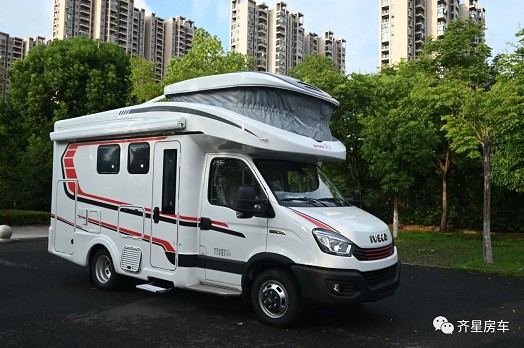 齊星依維柯額頭升頂房車_6座縱置床內(nèi)部結(jié)構(gòu)及內(nèi)飾圖片_齊星升頂房車2021款