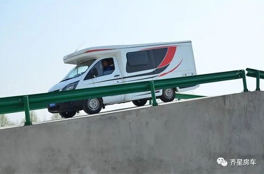 齊星福特新全順小C升頂房車_浩運FT2221-1(5座)齊星房車_齊星升頂房車2021款