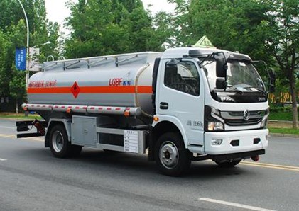 國(guó)六東風(fēng)福瑞卡8.6方運(yùn)油車(chē) 國(guó)六東風(fēng)福瑞卡8.6方運(yùn)油車(chē)