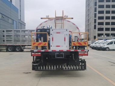 9立方東風(fēng)多利卡D9標(biāo)準(zhǔn)型瀝青灑布車_廠家_圖片_型號_價(jià)格