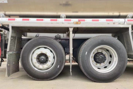 解放JK6前四后六26.6方鋁合金油罐車 解放JK6前四后六26.6方鋁合金油罐車