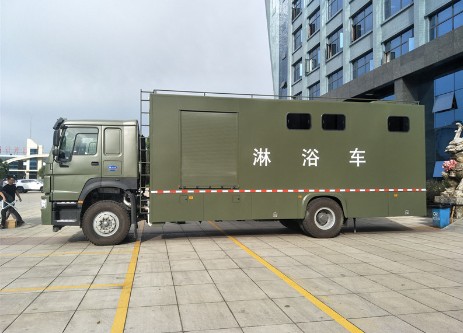 重汽豪沃6人洗浴車