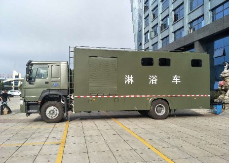 重汽豪沃6人洗浴車