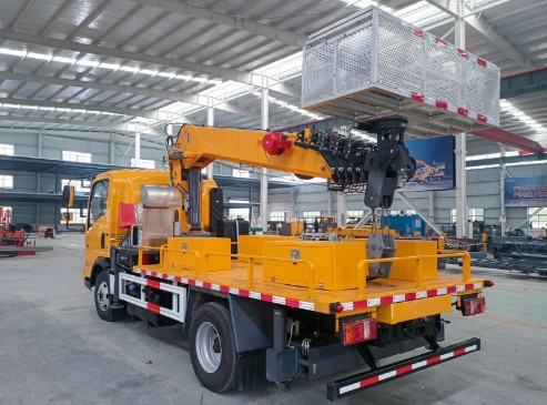 重汽豪沃20米藍牌帶吊高空作業(yè)車