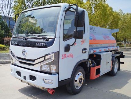 東風多利卡2.6方加油車_2噸藍牌加油車