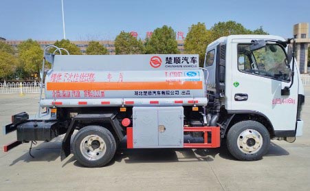 東風多利卡2.6方加油車_2噸藍牌加油車