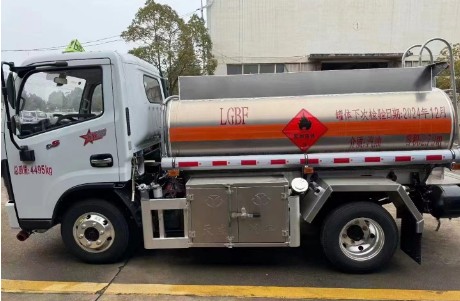 3.2方藍牌加油車_最大的藍牌加油車_天威緣牌TWY5041GJYE6型加油車