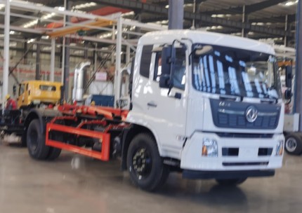 東風(fēng)天錦4700軸距勾臂垃圾車(chē)_HDW5182ZXXD6型車(chē)廂可卸式垃圾車(chē) 東風(fēng)天錦4700軸距勾臂垃圾車(chē)_HDW5182ZXXD6型車(chē)廂可卸式垃圾車(chē)