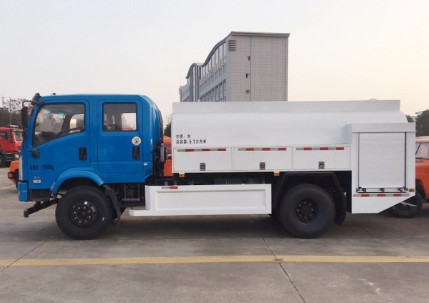 東風(fēng)四驅(qū)5方消防灑水車