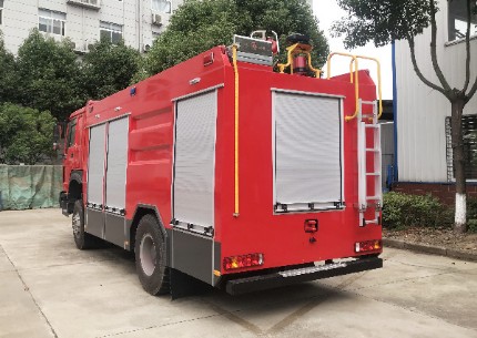 重汽豪沃四驅(qū)5.5噸消防車