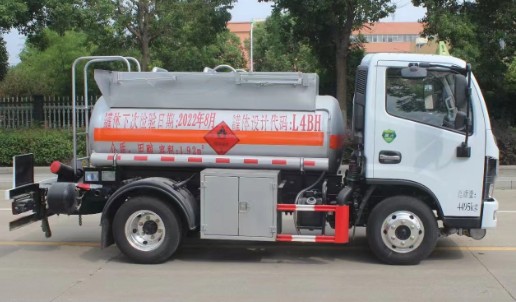 東風(fēng)多利卡1.92方藍(lán)牌易燃液體罐式運(yùn)輸車_潤(rùn)知星牌SCS5041GRYEQ6型易燃液體罐式運(yùn)輸車 東風(fēng)多利卡1.92方藍(lán)牌易燃液體罐式運(yùn)輸車_潤(rùn)知星牌SCS5041GRYEQ6型易燃液體罐式運(yùn)輸車