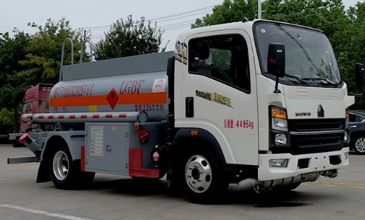 2.6方重汽豪沃藍(lán)牌加油車_新東日牌YZR5047GJYZ6Q型加油車 2.6方重汽豪沃藍(lán)牌加油車_新東日牌YZR5047GJYZ6Q型加油車