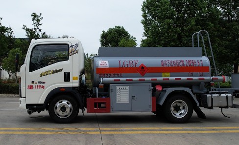 2.6方重汽豪沃藍(lán)牌加油車_新東日牌YZR5047GJYZ6Q型加油車 2.6方重汽豪沃藍(lán)牌加油車_新東日牌YZR5047GJYZ6Q型加油車