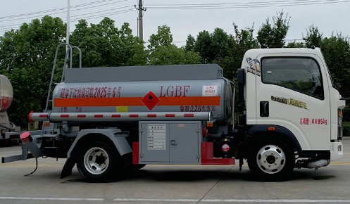 2.6方重汽豪沃藍(lán)牌加油車_新東日牌YZR5047GJYZ6Q型加油車 2.6方重汽豪沃藍(lán)牌加油車_新東日牌YZR5047GJYZ6Q型加油車