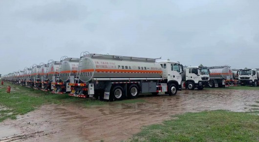 重汽豪沃油田車交車案例 重汽豪沃油田車交車案例